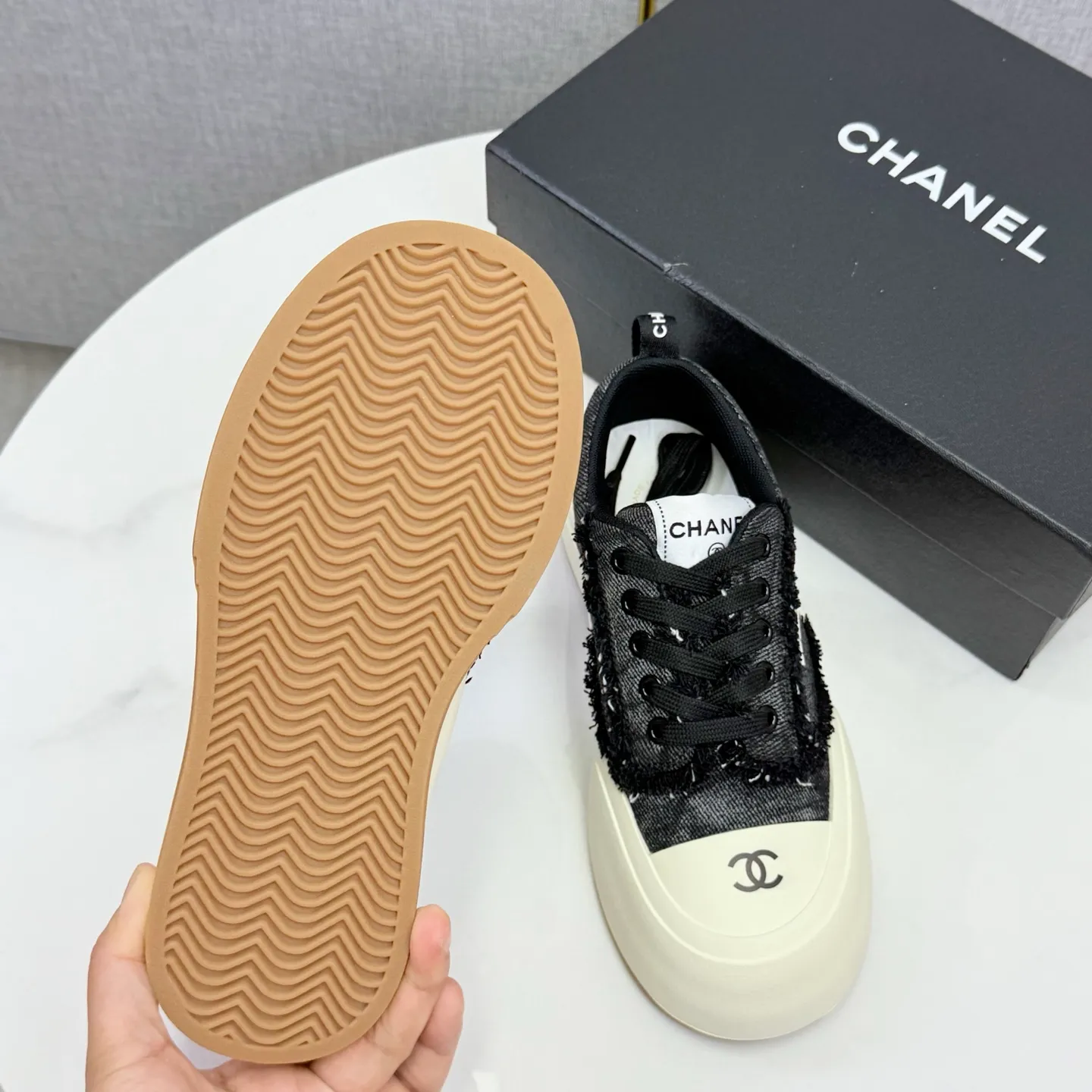 👟👟Ex-factory price 600👟👟Chanel Panda Shoes! 2025 counter's top casual sports shoes, this classic design; the upper is in the style of electric embroidery with various techniques; the outsole is fashionable and sporty; the unusual inclusion of a variety of color matching elements... The diversified mix and match is very good-looking and versatile, and can be used for leisure, fashion, sports, and outdoor... ꫛꫀꪝ Go➫ Materials: ❶Upper made of: original imported first-layer silk cowhide + original version waterproof cloth + original first-layer cowhide ❷Inner lining: Original Yangli+wang ❸ Outsole based on: Original TPU combination outsole Counter boutique packaging complete set for women 35–41